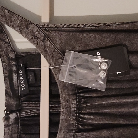 TORRID NWT Black Mineral Wash Satin Charmeuse Goddess Tank Size 0 - Picture 5 of 7